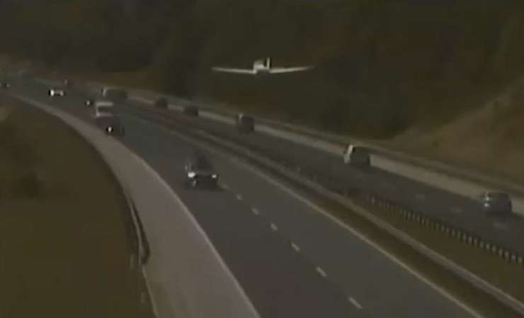 Noro: poglejte ta posnetek pristanka letala na gorenjski avtocesti (VIDEO)