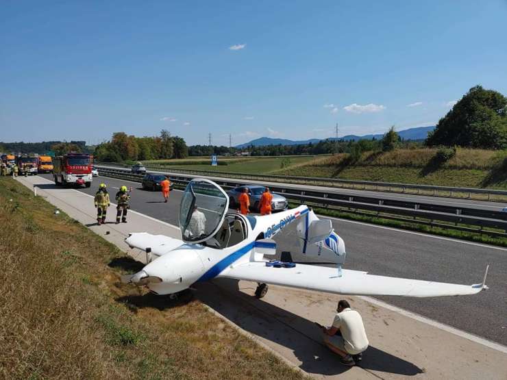Vozniki na gorenjski avtocesti v šoku: na cesti zasilno pristalo letalo! (FOTO)