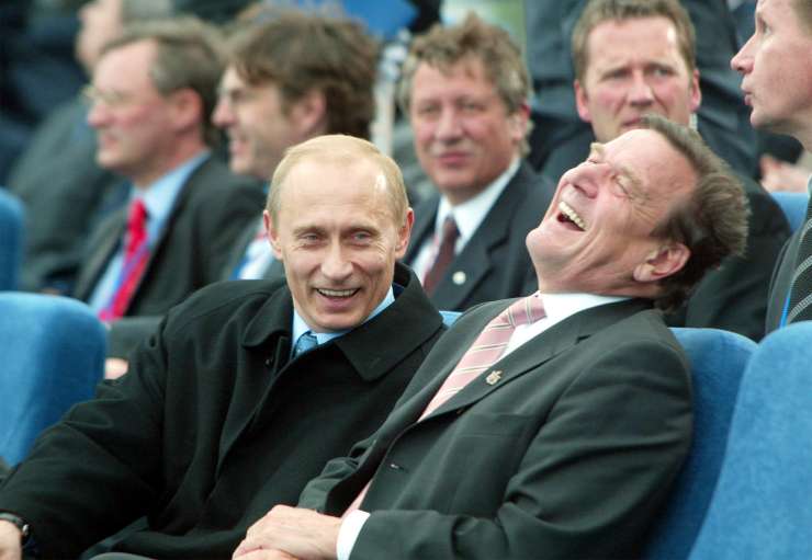 Schröder toži nemški bundestag, ki mu je zaradi zvez z Rusijo odvzel privilegije
