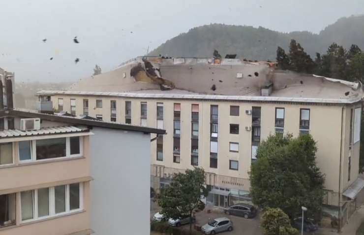 Neverjetni prizori iz Kranja: poglejte, kako nevihta odtrga streho z bloka! (VIDEO)