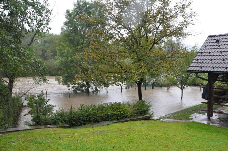 Poplave: najhuje bo tudi danes ob Kolpi
