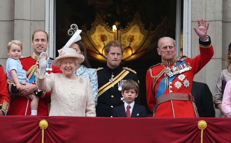 Elizabeta in disfunkcionalna, škandalozna britanska kraljeva družina