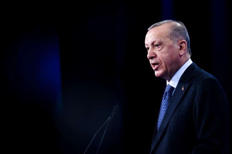 Erdogan: sultan, ki sedi na dveh stolih