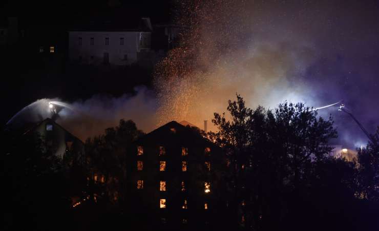 Ponoči v Kranju izbruhnil velik požar