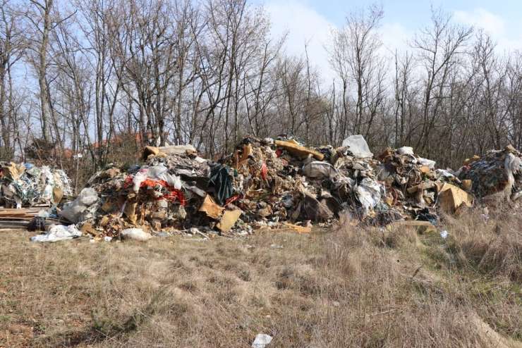 Italijanska smetarska mafija v Sloveniji nezakonito odlagala odpadke