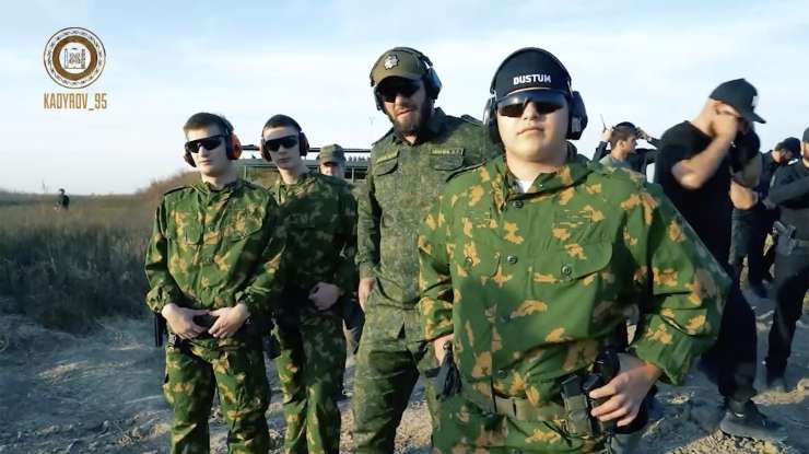 Čečenski voditelj Kadirov pošilja na fronto v Ukrajino mladoletne sinove