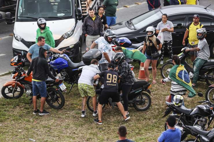 Razmere v Braziliji se zaostrujejo, Bolsonarovi privrženci blokirajo ceste