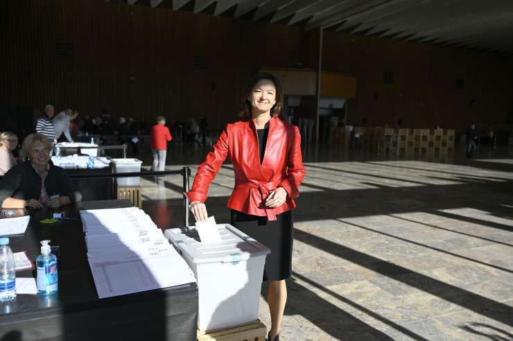 Odprta volišča za predčasno glasovanje pred drugim krogom predsedniških volitev