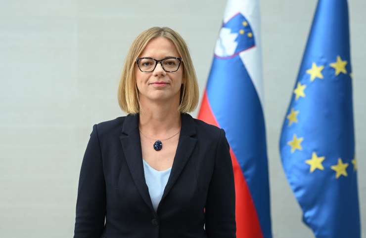 Ministrica Sanja Ajanović Hovnik: Zakaj je referendumsko trojno DA pomembno za državo?