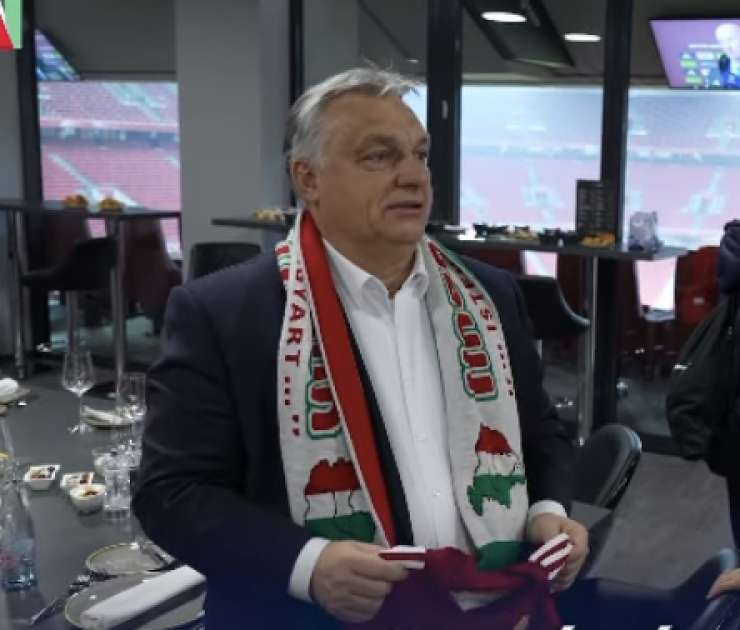 Janšev prijatelj Orban spet provocira: na nogometni tekmi se je šopiril s šalom Velike Madžarske!
