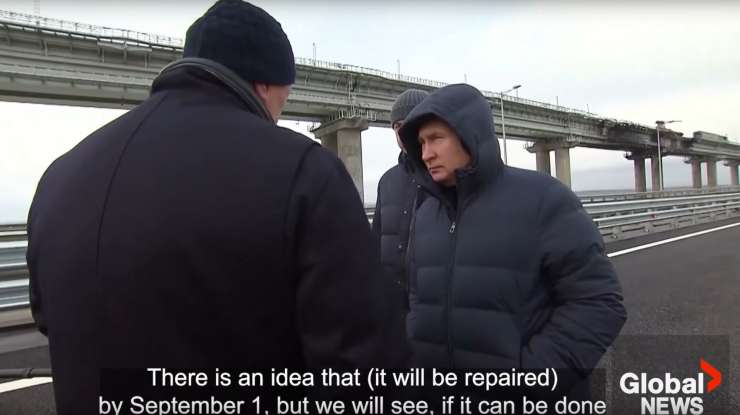 "Inšpektor" Putin se je z mercedesom peljal po mostu, ki so ga razstrelili Ukrajinci (VIDEO)