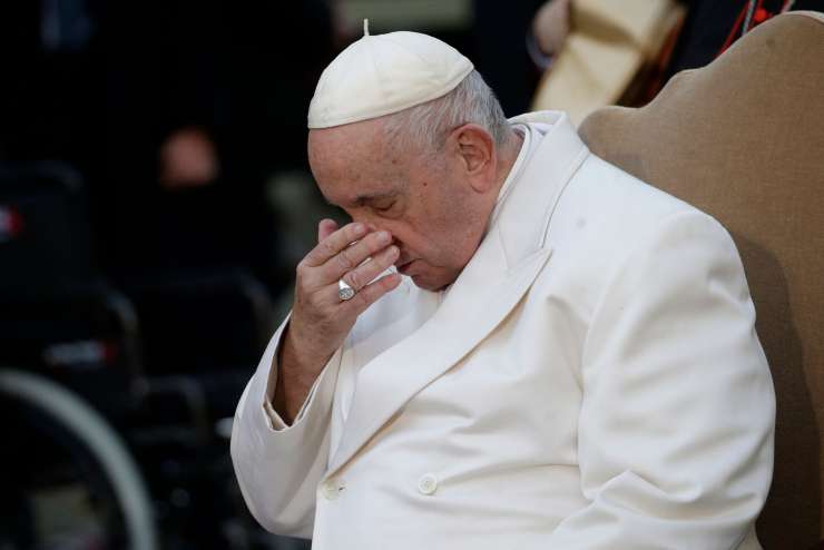 Papežu Frančišku bodo operirali ukleščeno trebušno kilo