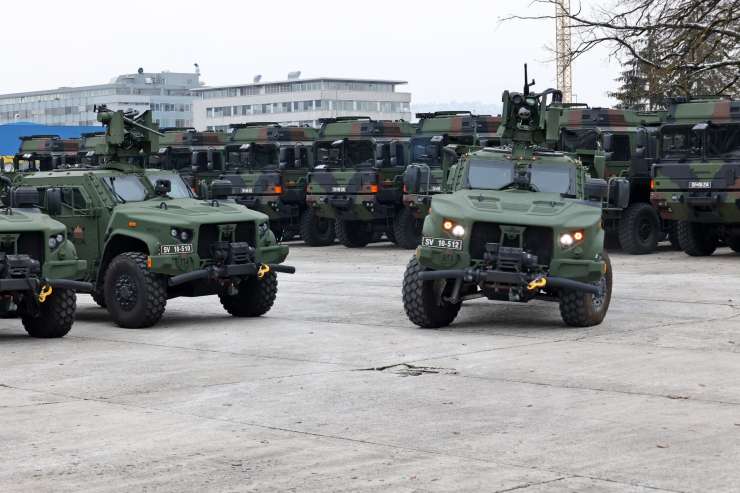 Slovenska vojska dobila ameriške oshkoshe in nemške tovornjake (FOTO)