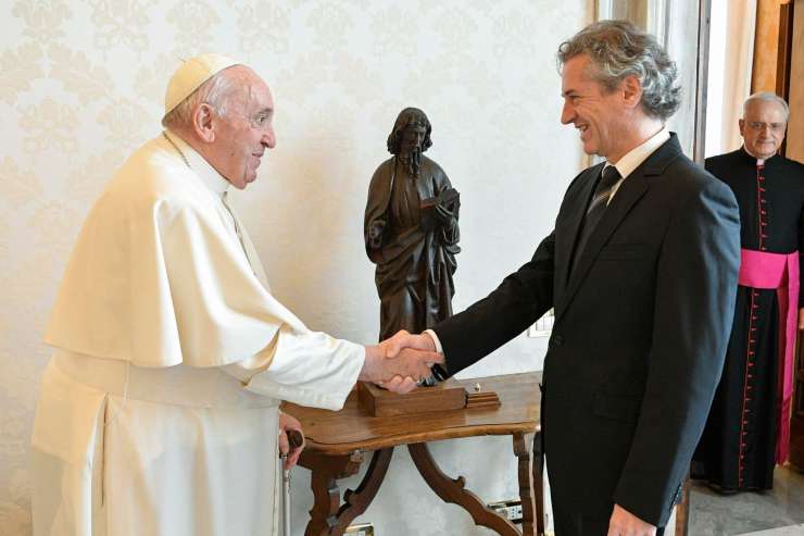 Goloba je v Vatikanu sprejel papež Frančišek (FOTO)