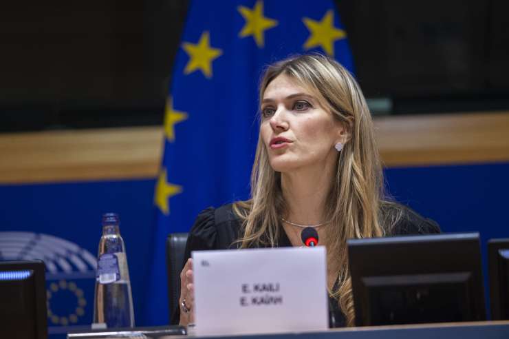 Korupcije obtožena grška lepotica ostaja v bruseljskem priporu