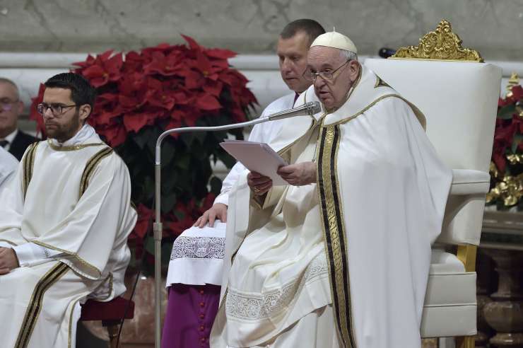 Papež v polnočnici obsodil pohlep, katerega glavne žrtve so šibki in revni