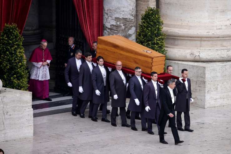 Tudi predsednica Pirc Musar na pogrebu zaslužnega papeža Benedikta XVI.