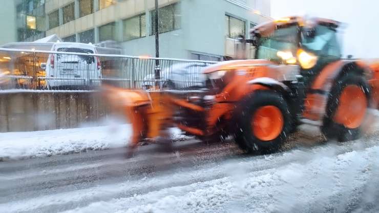 Na Gorenjskem do pol metra snega, na cestah že kaos, ponekod izpadi elektrike