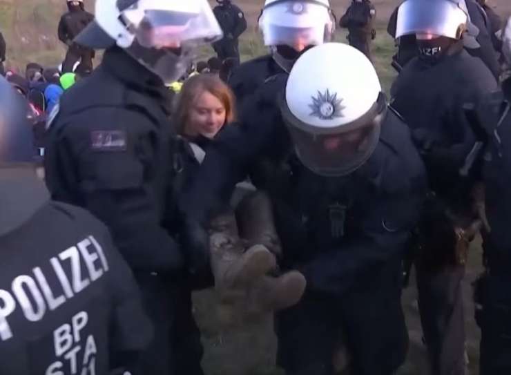 Greta Thunberg za rešetkami: poglejte, kako so jo odnesli policisti (VIDEO)