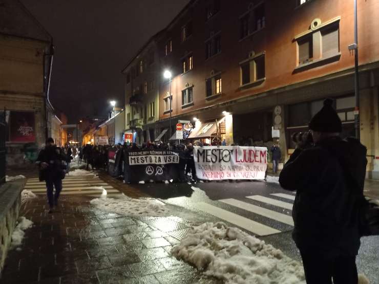 Bitka za Rog: protestniki v Ljubljani v policiste metali snežne kepe, jih brcali in stisnili ob ograjo