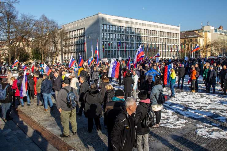 Resnica o »vseslovenskem« protestu upokojencev: vabi SDS, ki organizira avtobuse, deset evrov za prevoz