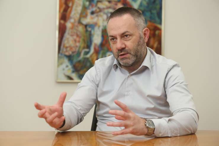 Danijel Bešič Loredan: Ne bom šel naj jahto z Dimnikom in Marčičem, vztraja minister za zdravje