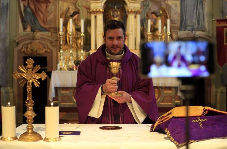 Zvezdnik pred oltarjem: kako je Martin Golob postal glavna medijska zvezda katoliške cerkve