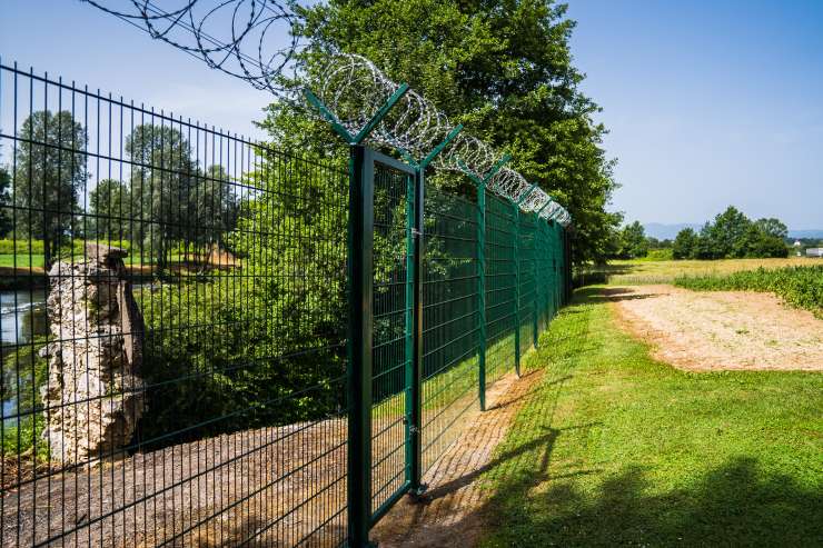 Minis je najprej zgradil, zdaj bo podiral ograjo na meji;: za 7 milijonov evrov!