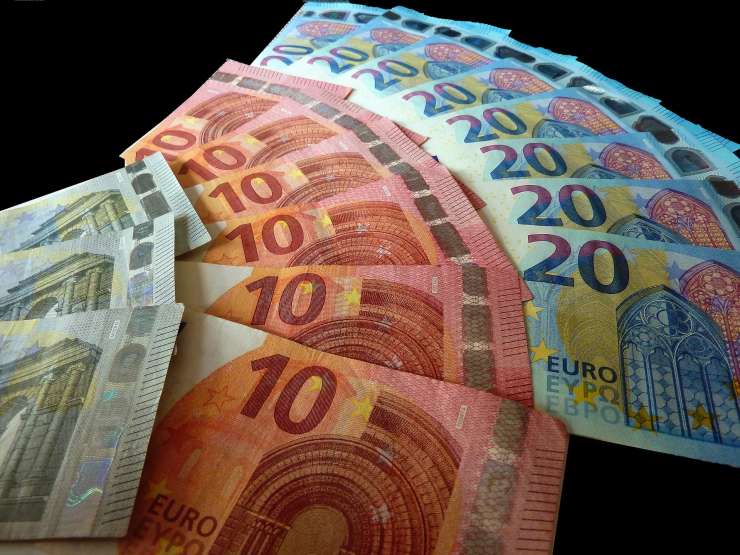 Od februarja bo evro edina gotovinska valuta na Kosovu