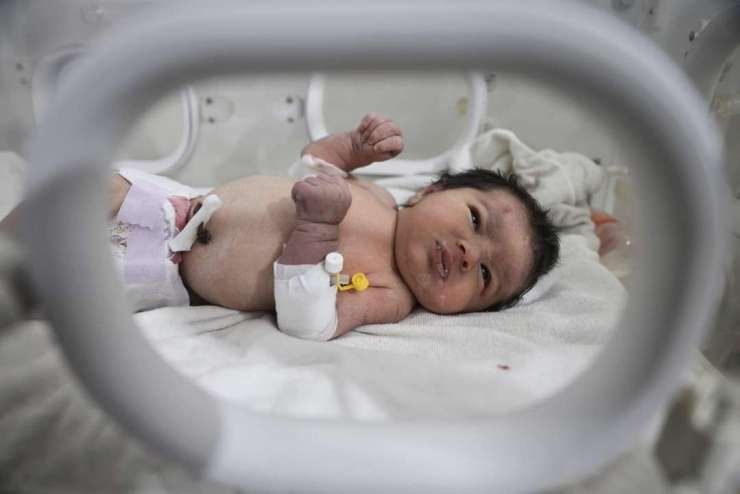 V potresu rešeno sirsko dojenčico posvojila teta in stric