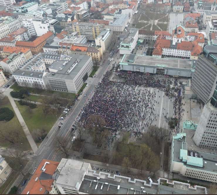 Fotografija Pavla Ruparja postavila na laž: pred DZ nikakor ni prišlo 28.000 ljudi!