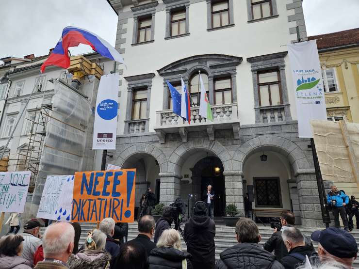 Pred mestno hišo žvižgali Jankoviću; Primčev in Hojsov protest prenašala kar TVS 1!