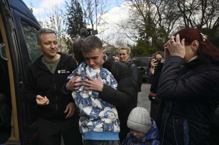 Rusi trdijo, da bodo prisilno deportirane ukrajinske otroke vrniti sorodnikom