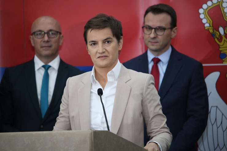 Srbska premierka razvija teorije zarote: tuje tajne službe naj bi stale za protesti proti nasilju