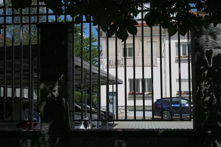 Kaj se skriva za štirimetrsko ograjo, rešetkami in varnostnimi kamerami kitajske ambasade