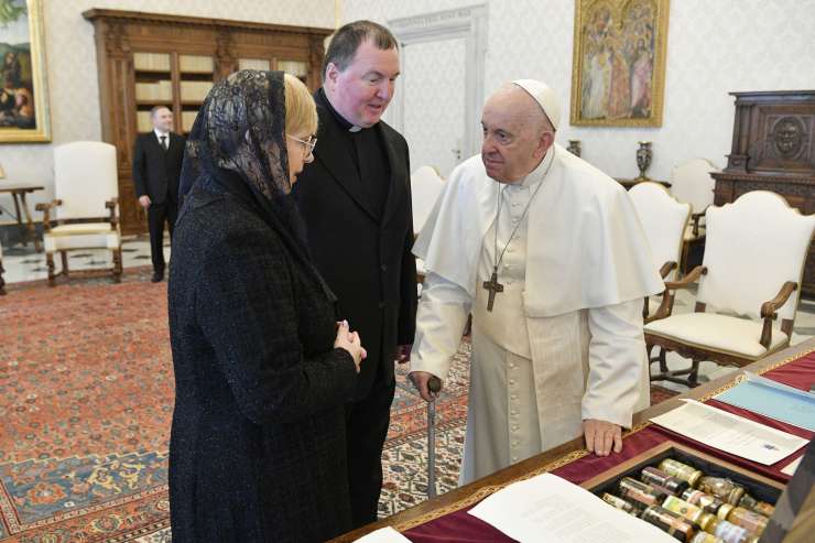 Poglejte Natašo Pirc Musar na obisku pri papežu Frančišku (FOTO)