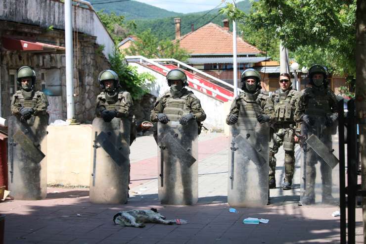 Nato na pošilja okrepitve na Kosovo: 41 vojakov ranjenih v spopadih s Srbi