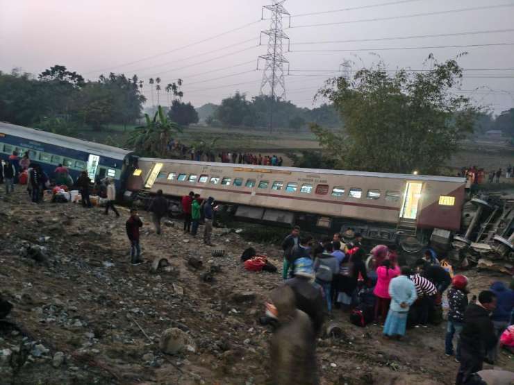 Že več kot 200 mrtvih v iztirjenju vlakov v Indiji