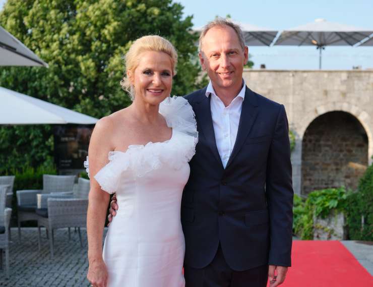 Milijoni, vile in davčne oaze: zakaj cvetijo dobaviteljski posli družine Dimnik | Revija Reporter