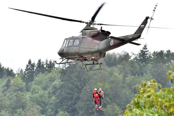 Izredne razmere: smrtna žrtev v Kamniku, številni kraji odrezani od sveta, ljudi rešujejo s helikopterjem
