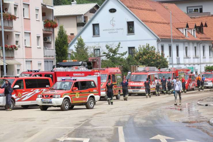 Slovenci najbolj zaupajo gasilcem in civilni zaščiti, najmanj pa cerkvi in duhovnikom, vladi in DZ