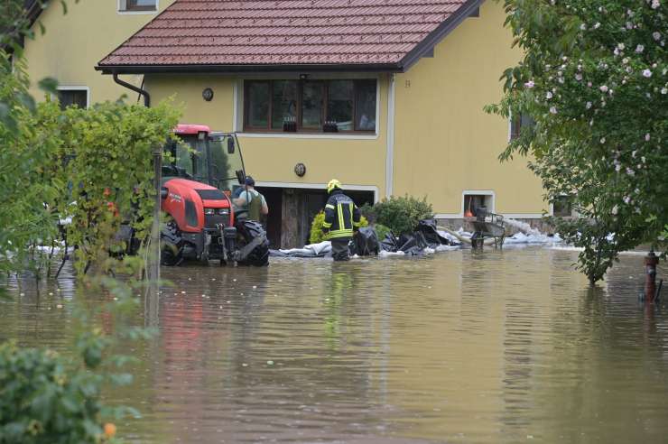 Po popoldanskih nalivih nevarnost novih poplav; poskus preboja do Črne na Koroškem neuspešen