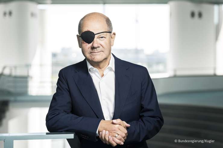 Ein echter „Pirat“: Der deutsche Kanzler stürzte und verletzte sich am Auge, so sieht er jetzt aus (FOTO)