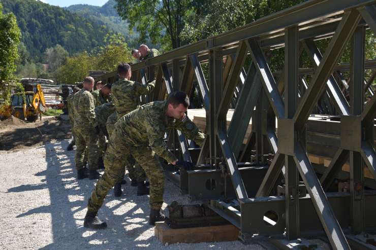 Pri Nazarjah odprli montažni most čez Dreto; postavili so ga hrvaški vojaki