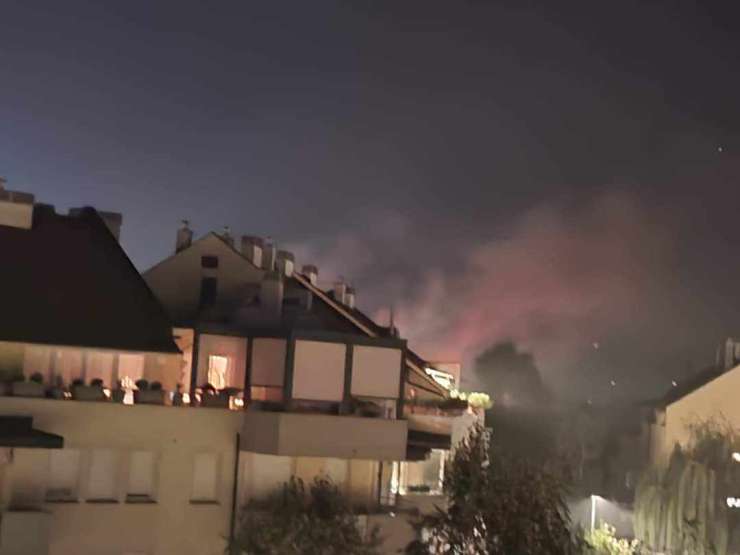 Romi v Grosuplju šikanirajo sosesko: Sončni dvori so pogosto zaviti v smrdljiv dim, ki se vije iz romskega naselja