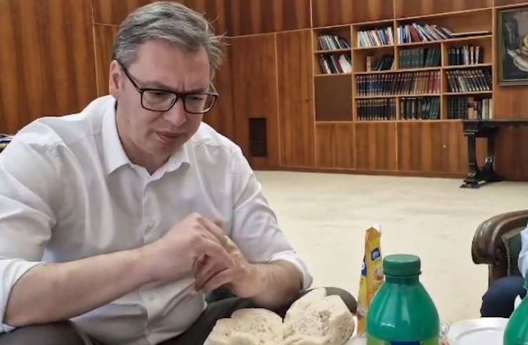 Čisto resna novica iz Srbije: Vučić pojedel sendvič s pariško salamo (VIDEO)