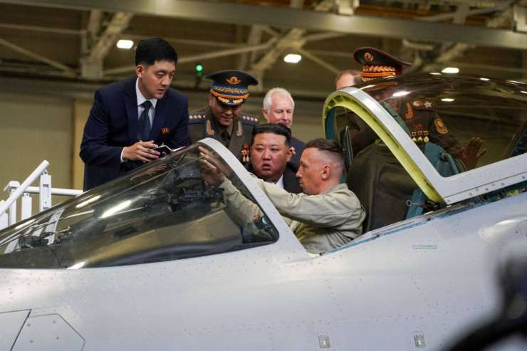 Kimova turneja po Rusiji se nadaljuje: ogledal si je tovarno vojaških letal