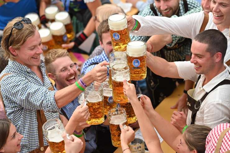 V Münchenu rajajo in pijejo: začel se je Oktoberfest