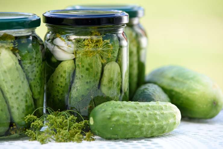 Prodajajo nam nevarno hrano: stop kislim kumaricam z alergeni