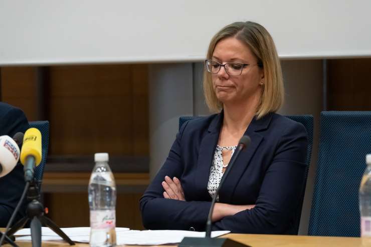 Čeprav jo je Mitja Kunstelj obtožil preprodajanja drog, se je bivša ministrica Ajanović Hovnik odpovedala tožbi